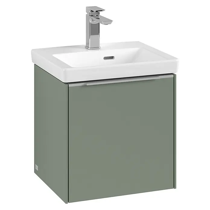Villeroy & Boch Subway 3.0 Waschbeckenunterschrank - Soft Green, Anzahl Türen: 1 Stk., Farbe Griff: Aluminium glänzend, B x T x H: 42,3 x 37,8 x 42,9 cm, DIN Anschlag: Rechts - Bild einer Waschtischkombination mit Unterschrank in Olivgrün und einem modernen, verchromten Wasserhahn.