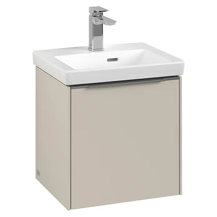 Villeroy & Boch Subway 3.0 Waschbeckenunterschrank - Cashmere Grey, Anzahl Türen: 1 Stk., Farbe Griff: Aluminium glänzend, B x T x H: 42,3 x 37,8 x 42,9 cm, DIN Anschlag: Rechts - Ein eleganter Waschtisch mit beigem Unterschrank und einem modernen Chrom-Wasserhahn. Die perfekte Ergänzung für jedes Badezimmer.