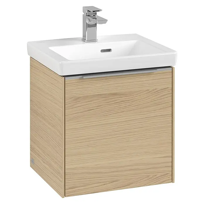 Villeroy & Boch Subway 3.0 Waschbeckenunterschrank - Nordik Oak, Anzahl Türen: 1 Stk., Farbe Griff: Aluminium glänzend, B x T x H: 42,3 x 37,8 x 42,9 cm, DIN Anschlag: Links - Moderner Waschtischunterschrank mit hellem Holzdekor und einem weißen Aufsatzwaschbecken inklusive Armatur.