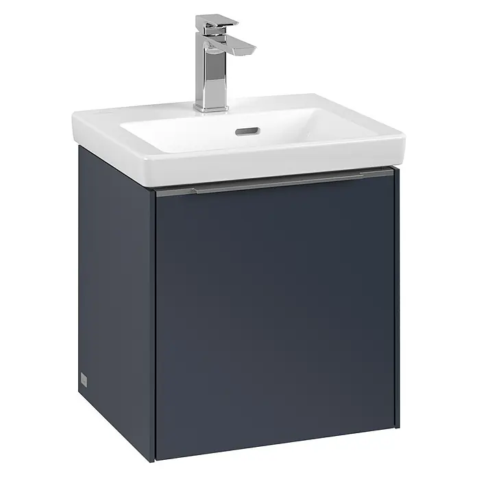 Villeroy & Boch Subway 3.0 Waschbeckenunterschrank - Marine Blue, Anzahl Türen: 1 Stk., Farbe Griff: Aluminium glänzend, B x T x H: 42,3 x 37,8 x 42,9 cm, DIN Anschlag: Rechts - Das Bild zeigt einen modernen Waschtisch mit einem Unterschrank in dunklem Grau und einem weißen Aufsatzwaschbecken mit Armatur.
