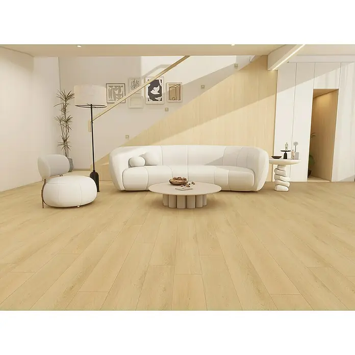 Vinylboden Rigid - Oak Sand, Landhausdiele, 1.220 x 180 x 4 mm - Elegantes Wohnzimmer mit einem geschwungenen weißen Sofa, einem runden Couchtisch und einem modernen Sessel auf hellem Holzboden.