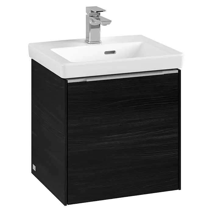 Villeroy & Boch Subway 3.0 Waschbeckenunterschrank - Black Oak, Anzahl Türen: 1 Stk., Farbe Griff: Aluminium glänzend, B x T x H: 42,3 x 37,8 x 42,9 cm, DIN Anschlag: Links - Elegantes Waschbecken mit Unterschrank in dunkler Holzoptik und moderner Armatur für ein stilvolles Badezimmer.