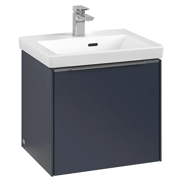 Villeroy & Boch Subway 3.0 Waschbeckenunterschrank - Marine Blue, Anzahl Schubladen: 1 Stk., Farbe Griff: Aluminium glänzend, B x T x H: 47,3 x 40,8 x 42,9 cm, Mit Beleuchtung - Das Bild zeigt einen modernen Waschtisch mit dunkelblauem Unterschrank und einem weißen Aufsatzwaschbecken mit Armatur.