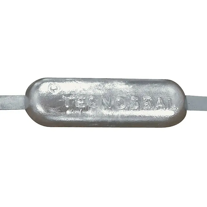Yachticon Rumpfanode - Magnesium, Süß- & Brackwasser, L x B x H: 200 x 70 x 25 mm, Schweißen - Nahaufnahme einer Zinkanode von Tecnoseal, einem Korrosionsschutzprodukt für Boote, in länglicher Form mit seitlichen Befestigungselementen.