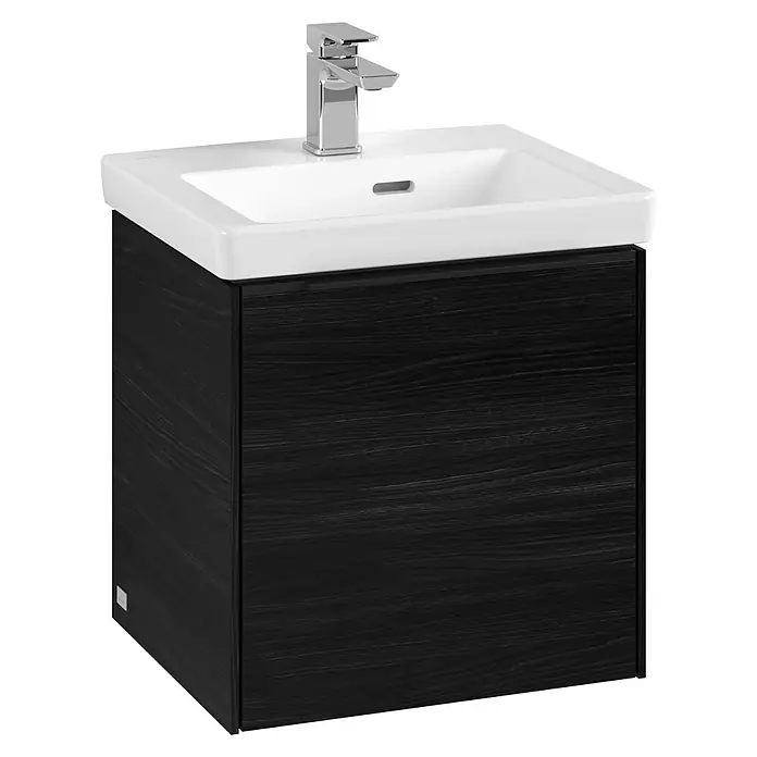 Villeroy & Boch Subway 3.0 Waschbeckenunterschrank - Black Oak, Anzahl Türen: 1 Stk., Farbe Griff: Volcano Black, B x T x H: 42,3 x 37,8 x 42,9 cm, DIN Anschlag: Links - Schwarzer Waschtischunterschrank mit weißem Aufsatzwaschbecken und Armatur. Das moderne Design passt perfekt in jedes Badezimmer.