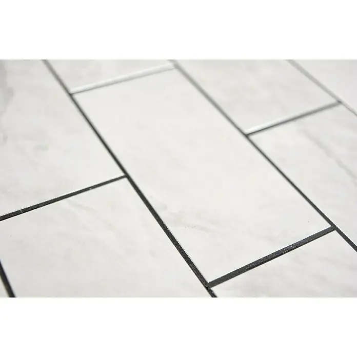 Selbstklebemosaik SAM 4SW11CLG - 29,5 x 29 cm, Weiß, Glänzend - Nahaufnahme von stilvollen, weißen rechteckigen Fliesen mit dunklem Fugenmörtel, die ein modernes und elegantes Bodendesign zeigen.