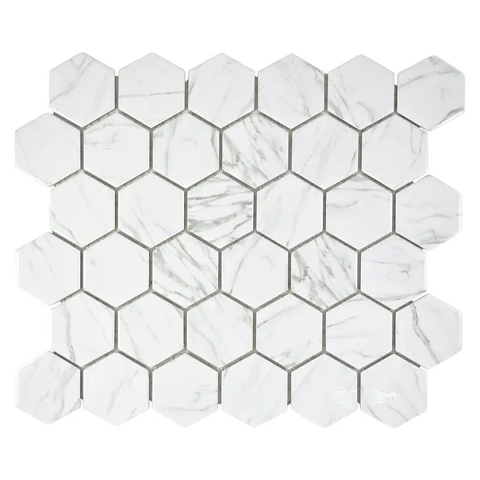 Mosaikfliese Hexagon HX CURIO CW - 32,5 x 28,1 cm, Weiß, Glänzend - Ansicht von weißen Marmor-Mosaikfliesen in Sechseckform. Diese Fliesen sind ideal für Badezimmer, Küchen und andere Wohnbereiche.