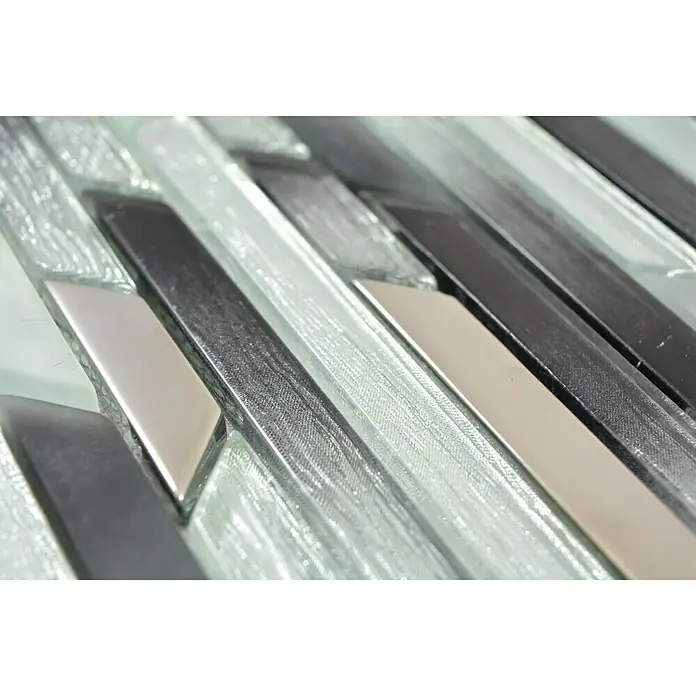 Mosaikfliese Verbund Crystal XCM GV815 - 30 x 30 cm, Schwarz/Silber, Glänzend - Nahaufnahme eines Mosaikfliesenmusters mit Glas-, Grau- und Silberakzenten, das die Textur und das reflektierende Spiel der Oberflächen betont.