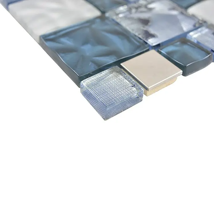 Mosaikfliese Crystal Mix XCM NIKO60 - 30 x 30 cm, Blau/Grau, Glänzend - Nahaufnahme von schimmernden Glasmosaikfliesen in Blau- und Silbertönen, die ein luxuriöses und modernes Design für Innenräume bieten.