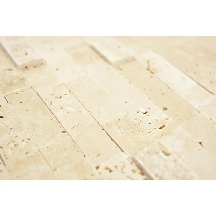 Selbstklebemosaik SAM 4NM42 - 30 x 27,5 cm, Beige, Matt - Nahaufnahme von Travertinmosaikfliesen mit einzigartiger Textur und warmen Farbtönen, ideal für stilvolle Innenräume.