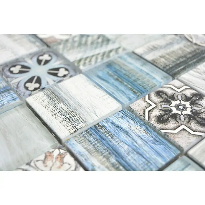Mosaikfliese Quadrat Crystal XCM WOOD 300 - 30 x 30 cm, Blau/Grau, Glänzend - Nahaufnahme der dekorativen Wandfliesen mit floralen und Holzmaserungsmustern in Blau-, Grau- und Weißtönen.