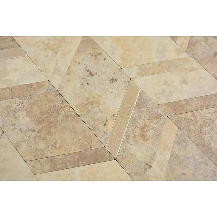 Selbstklebemosaik SAM 4AR46LBG - 28 x 29 cm, Beige/Grau, Matt - Nahaufnahme eines Bodenbelags mit beige-braunen Travertin-Fliesen in geometrischem Muster, akzentuiert durch schmale goldfarbene Metallstreifen.