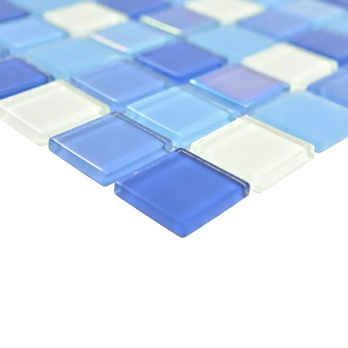 Mosaikfliese Quadrat Crystal CM 4SE8L - 30 x 30 cm, Blau/Weiß, Glänzend - Nahaufnahme von blauen und weißen Glasmosaikfliesen, die sich ideal für Badezimmer- und Küchenrückwände eignen.