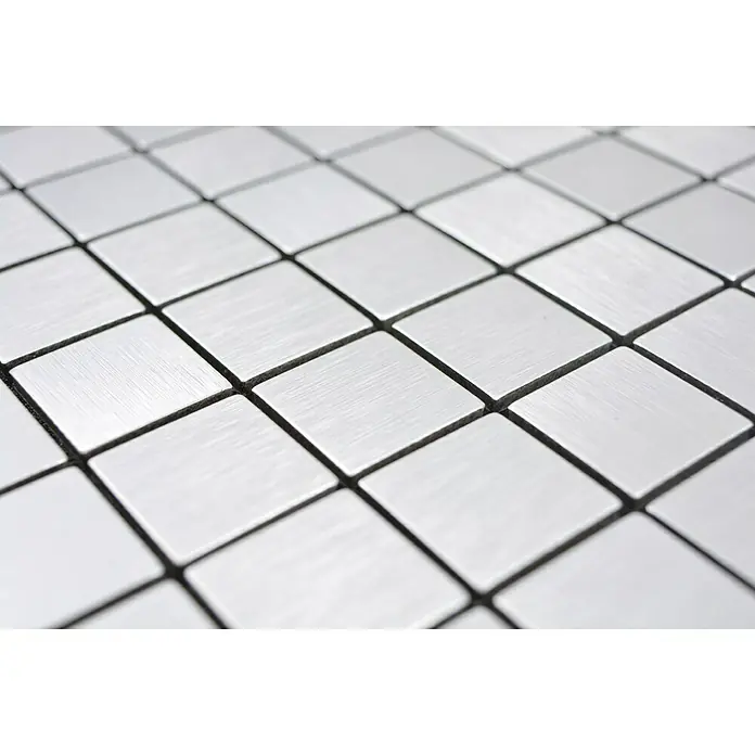 Selbstklebemosaik SAM 4AL7S - 29 x 29 cm, Silber, Matt - Detailaufnahme eines Mosaiks aus quadratischen, gebürsteten Metallfliesen mit dunklen Fugen, ideal für moderne Wandgestaltungen.
