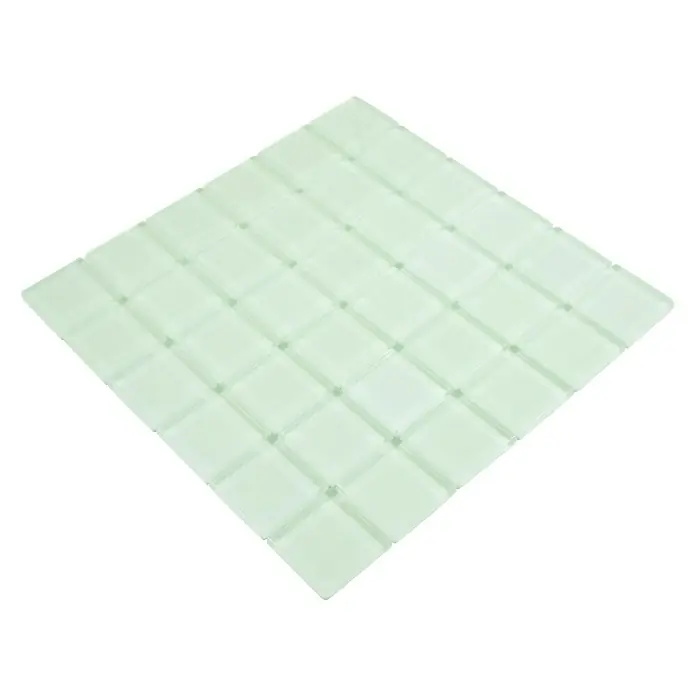 Mosaikfliese Quadrat Crystal XCM 8SE29F - 30 x 30 cm, Blau, Glänzend - Nahaufnahme eines quadratischen Mosaiks aus hellgrünen Glasfliesen, die ein elegantes und modernes Design für die Inneneinrichtung bieten.