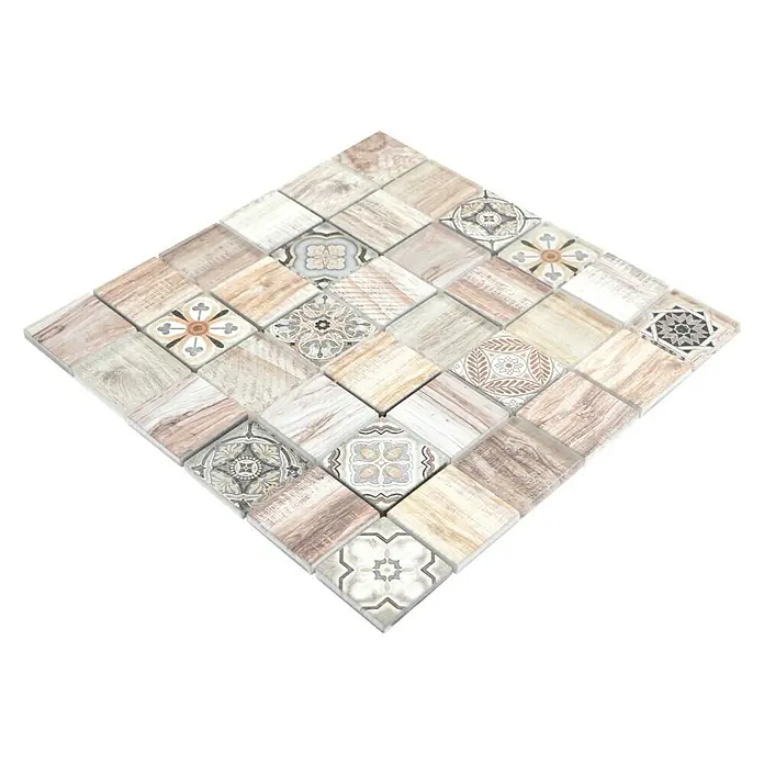 Mosaikfliese Quadrat Crystal XCM WOOD 100 - 30 x 30 cm, Beige, Glänzend - Nahaufnahme eines quadratischen Mosaiks mit verschiedenen Mustern und Holzstrukturen auf schwarzem Hintergrund.