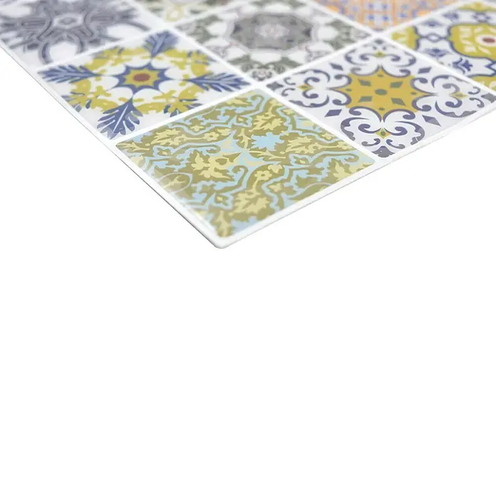 Selbstklebemosaik SVM RETRO - 25,5 x 25,5 cm, Mehrfarbig, Glänzend - Detailaufnahme von dekorativen Wandfliesen mit einem Muster aus verschiedenen bunten Ornamenten.