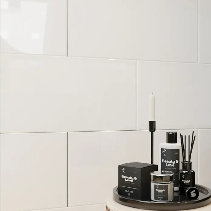 Wandfliese White Classic - 30 x 60 cm, Weiß, Glänzend - Eine Reihe von Beauty & Love-Produkten, darunter Anti-Aging-Seren, stehen auf einem stilvollen Serviertablett mit einer Kerze und einem Diffusor.