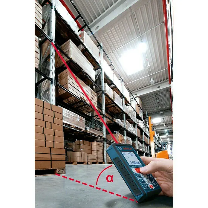 Bosch Professional Laserentfernungsmesser GLM 80 + Stativ BT150 - Messbereich: 0,05 - 80 m, Mit Stativ - Ein Bosch GLM 50 Professional Laser-Entfernungsmesser in einer Lagerhalle mit rotem Laser zur Messung der Entfernung.