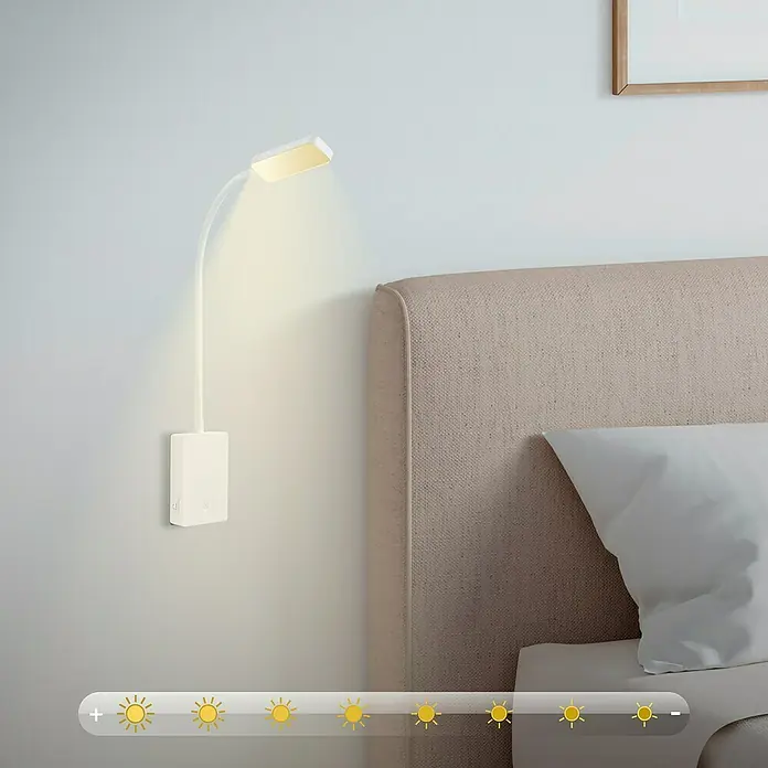 Briloner LED-Leseleuchte Cielo - Höhe: 56 cm, Weiß - Nahaufnahme einer weißen, an der Wand montierten LED-Leselampe mit einstellbarer Helligkeit neben einem Bett.