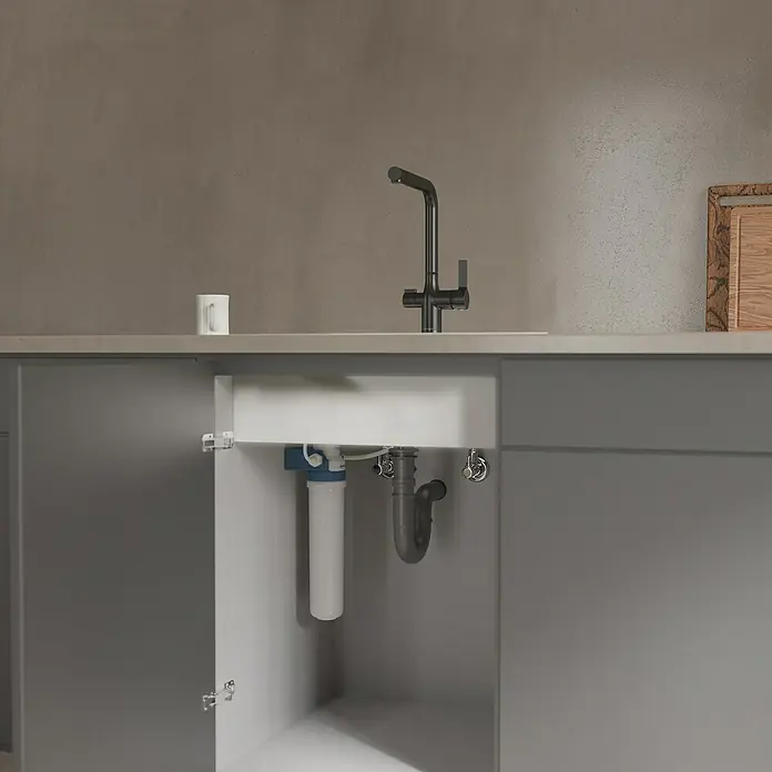 Camargue Spültischarmatur Blueperl - Schwarz, Matt - Bildunterschrank mit offenem Schrank und sichtbarem Wasserfilter. Eine moderne Küchenarmatur ist zu sehen.