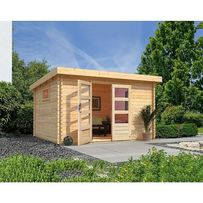 Karibu Gartenhaus Trittau 4 - Außenmaß inkl. Dachüberstand (B x T): 377 x 333 cm, Holz, Naturbelassen, Ohne Anbau - Das Bild zeigt ein modernes Gartenhaus aus Holz mit Doppeltür und Fenster, eingebettet in eine gepflegte Gartenlandschaft.
