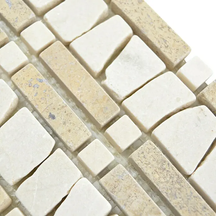 Fliesenbordüre Ladder BO LA BC07 - 30 x 5 cm, Mix Beige/Braun, Matt - Nahaufnahme eines Mosaiks mit beigen und weißen Steinen in verschiedenen Formen und Größen für Wand- und Bodenbeläge.