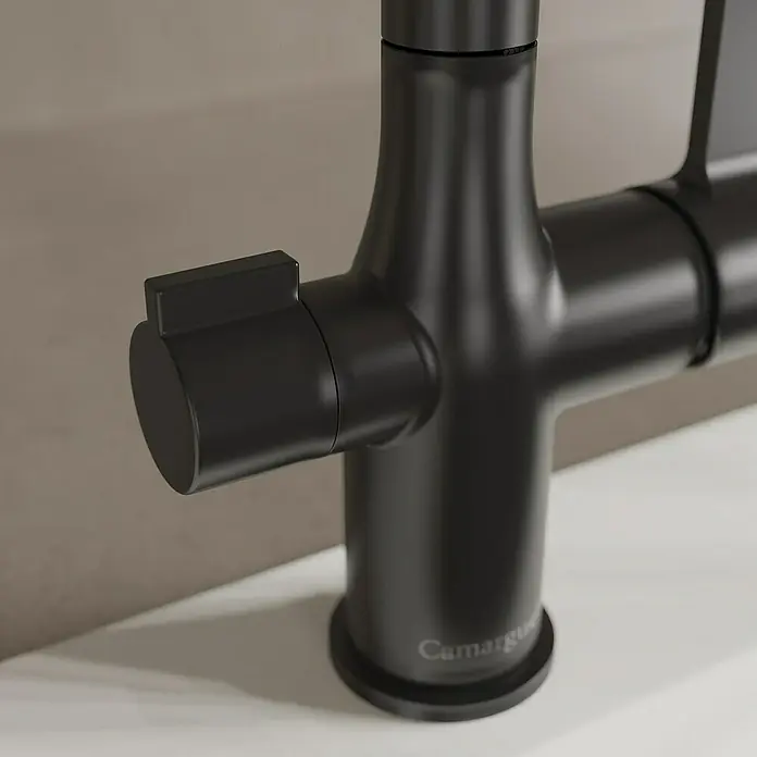 Camargue Spültischarmatur Blueperl - Schwarz, Matt - Nahaufnahme eines schwarzen Camargue-Wasserhahns mit rundem Griff. Elegantes Design für moderne Badezimmer und Küchen.