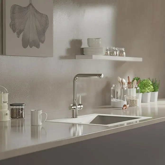 Camargue Spültischarmatur Blueperl - Edelstahl, Matt - Ein elegantes Küchenspülbecken mit stilvoller Armatur, umgeben von dekorativen Elementen, die eine moderne und einladende Atmosphäre schaffen.