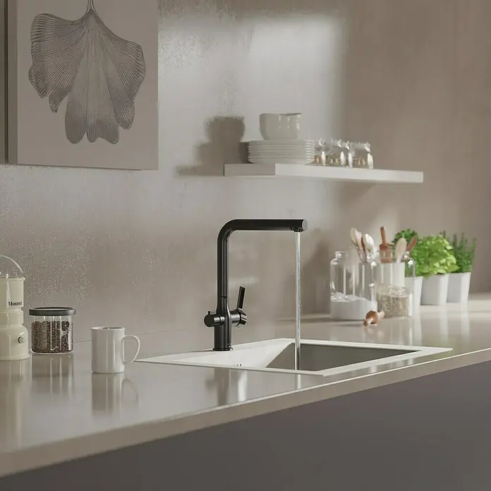Camargue Spültischarmatur Blueperl - Schwarz, Matt - Elegante schwarze Küchenarmatur mit fließendem Wasser in einer modernen Küche. Das Design harmoniert perfekt mit der hellen Arbeitsplatte.