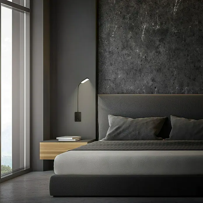 Briloner LED-Leseleuchte Cielo - Höhe: 56 cm, Schwarz - Schlafzimmer mit einem grauen Bett und einer modernen Wandlampe. Die Lampe spendet warmes Licht zum Lesen.