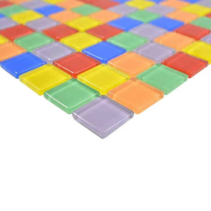 Mosaikfliese Quadrat Crystal CM 4SE10 - 30 x 30 cm, Mehrfarbig, Glänzend - Nahaufnahme von bunten quadratischen Mosaikfliesen in verschiedenen Farben, die ein lebhaftes Muster für Badezimmer- oder Küchendekoration bilden.