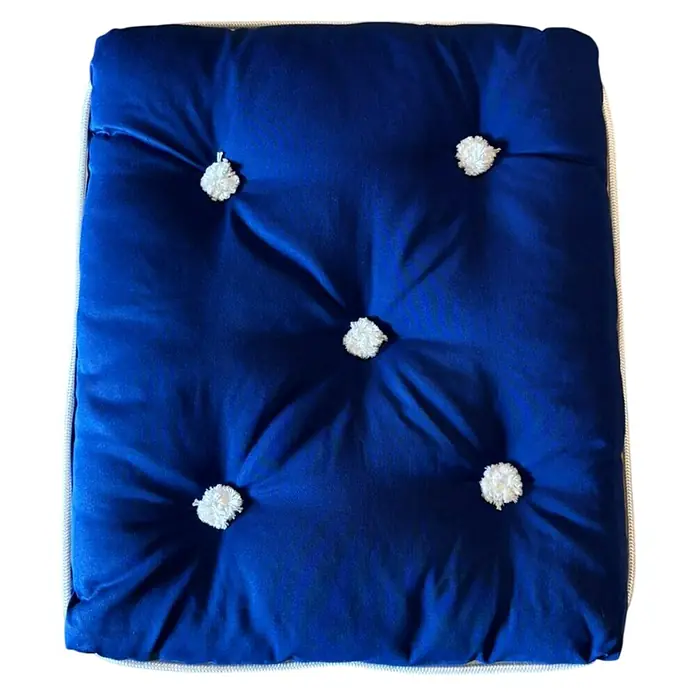 Yachticon Kapok-Kissen - L x B x H: 380 x 450 x 80 mm, Einzeln, Royalblau - Blauer Sitzkissen mit fünf weißen Knöpfen. Gemütliches quadratisches Kissen mit gestepptem Design und weißer Bordüre für zusätzlichen Komfort.