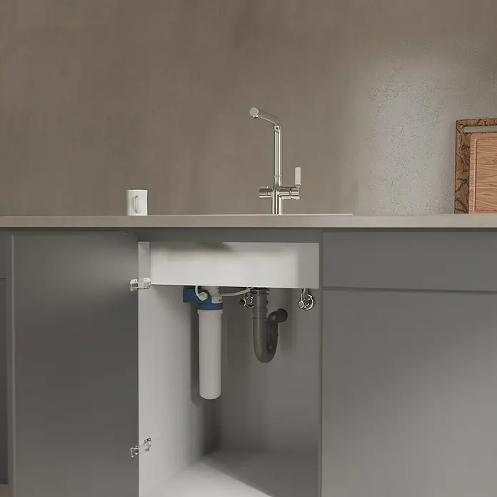 Camargue Spültischarmatur Blueperl - Edelstahl, Matt - Nahaufnahme eines Küchenspülenschranks mit sichtbarem Wasserfilter, der eine saubere Wasserversorgung im Haushalt gewährleistet.