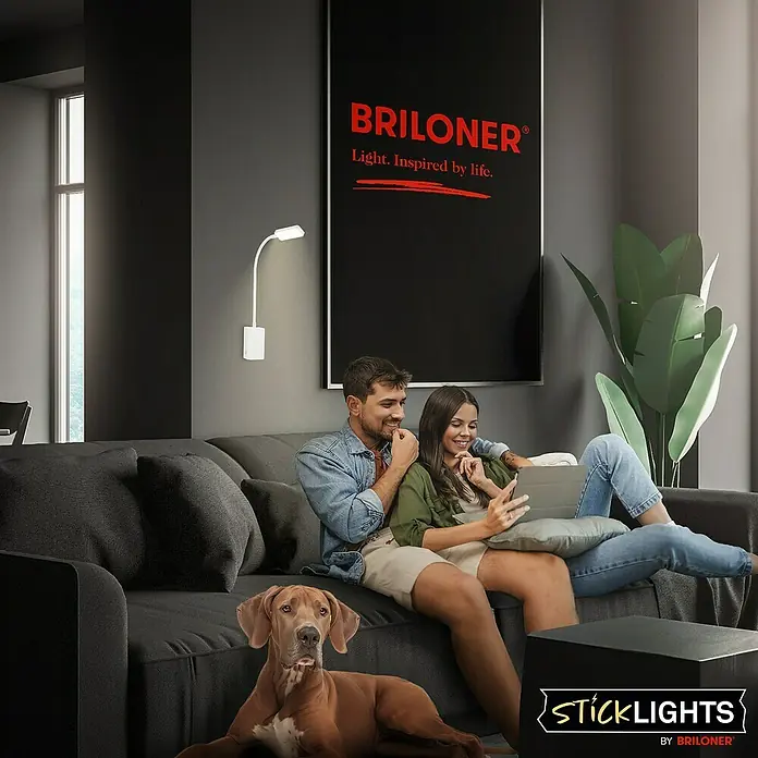 Briloner LED-Leseleuchte Cielo - Höhe: 56 cm, Weiß - Ein stilvolles Wohnzimmer mit der Briloner Wandleuchte, die Licht und Design vereint und eine gemütliche Atmosphäre schafft.