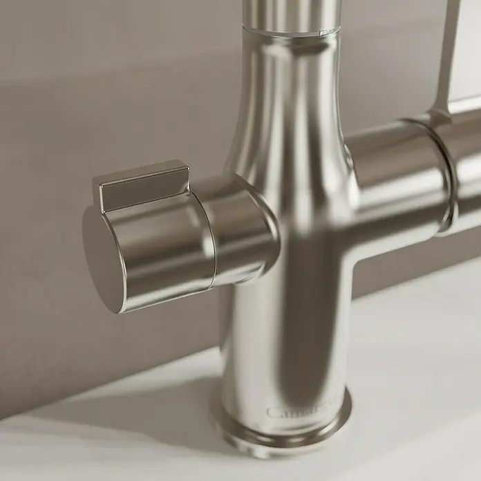 Camargue Spültischarmatur Blueperl - Edelstahl, Matt - Nahaufnahme eines modernen, gebürsteten Nickel-Wasserhahns mit elegantem Design und präziser Verarbeitung, der Qualität ausstrahlt.