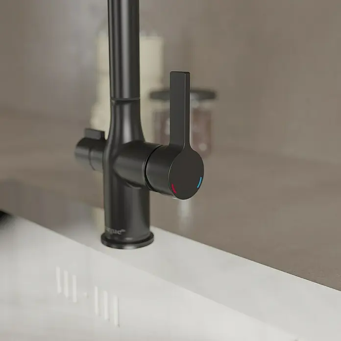 Camargue Spültischarmatur Blueperl - Schwarz, Matt - Nahaufnahme eines eleganten schwarzen Wasserhahns mit Temperaturanzeige, der modernes Baddesign betont.