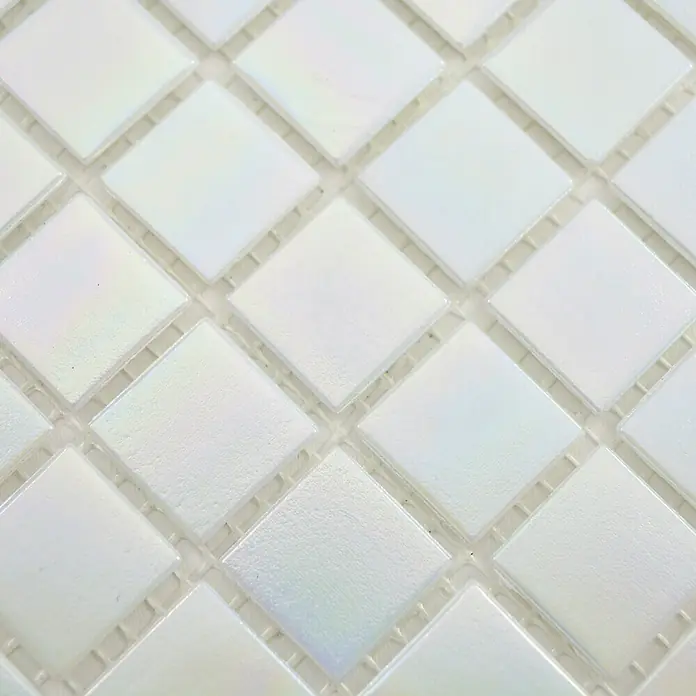Mosaikfliese Iridium GM IR 161 - 30,5 x 30,5 cm, Weiß, Glänzend - Detailaufnahme eines Mosaiks aus schimmernden, quadratischen Fliesen in Weiß- und Iriseffekt. Ideal für stilvolle Wandgestaltungen.