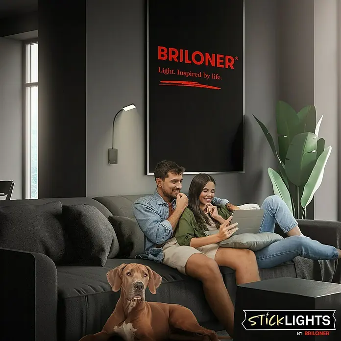 Briloner LED-Leseleuchte Cielo - Höhe: 56 cm, Schwarz - Eine moderne Szene mit einem Paar auf der Couch, beleuchtet von einer stilvollen Briloner Stickleuchte, die Komfort und Design vereint.