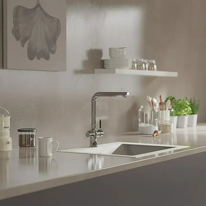 Camargue Spültischarmatur Blueperl - Chrom, Glänzend - Nahaufnahme eines modernen Spültischs mit einem eleganten Wasserhahn in einer stilvollen Küchenumgebung.