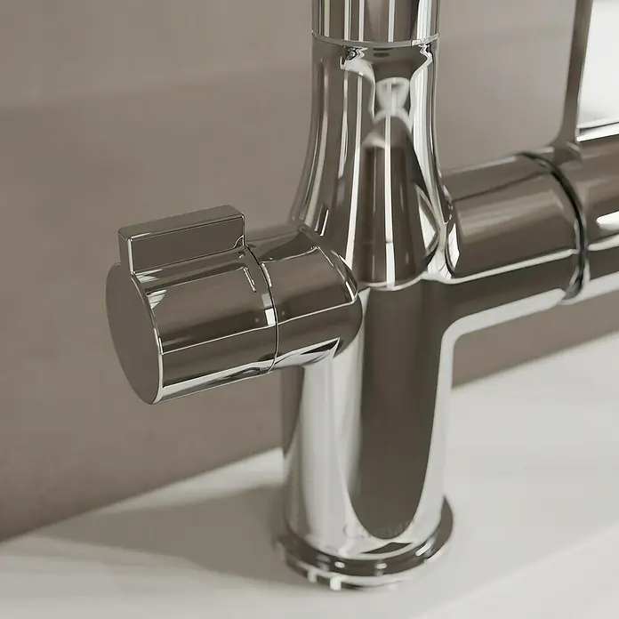Camargue Spültischarmatur Blueperl - Chrom, Glänzend - Detailaufnahme eines glänzenden Wasserhahns mit Griff, der auf einem weißen Waschbecken montiert ist.