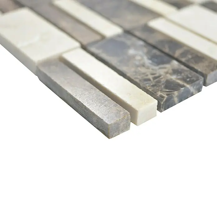 Mosaikfliese Rechteck XNM BC439 - 30 x 30 cm, Beige/Braun, Glänzend - Nahaufnahme eines Mosaiks aus beigen und grauen Natursteinstäbchen, ideal für stilvolle Wand- und Bodengestaltungen.