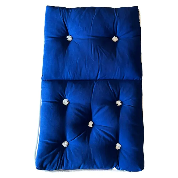 Yachticon Kapok-Kissen - L x B x H: 760 x 450 x 80 mm, Doppelt, Royalblau - Das Bild zeigt ein blaues, gestepptes Sitzkissen mit weißen Knöpfen, das Komfort und Stil für jeden Stuhl bietet. Ideal für gemütliche Stunden.