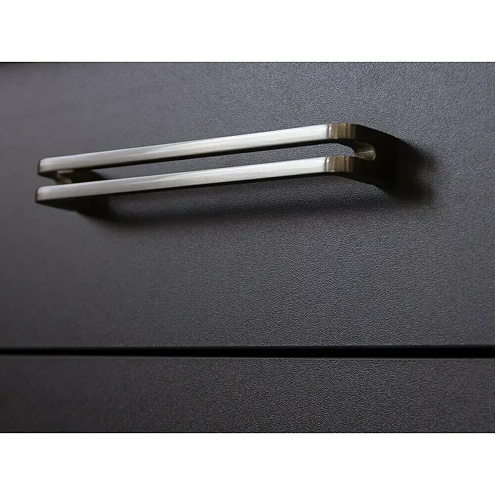 Flex-Well Turin Eck-Hängeschrank - 32 x 60 x 54,8 cm, Anthrazit Miniperl - Detailaufnahme eines modernen, zweistreifigen Möbelgriffs aus Metall an einer Schubladenfront in dunkler Farbe. Stilvolles Möbelbeschlag.