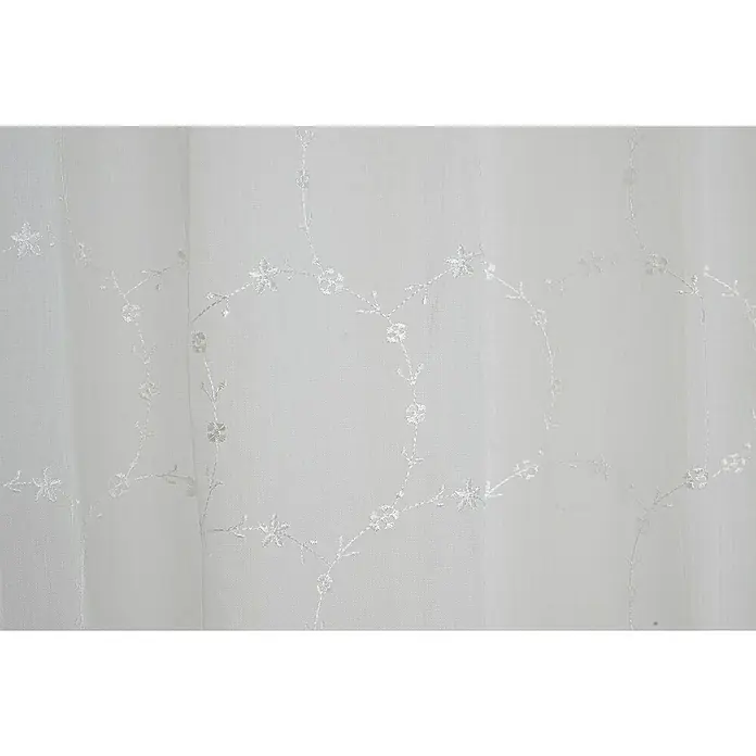 Elbersdrucke Schlaufenbandschal Elin - B x H: 140 x 255 cm, 100 % Polyester, Weiß - Nahaufnahme eines weißen Vorhangs mit zarten, floralen Stickereien in Herzform, der eine romantische und elegante Note verleiht.