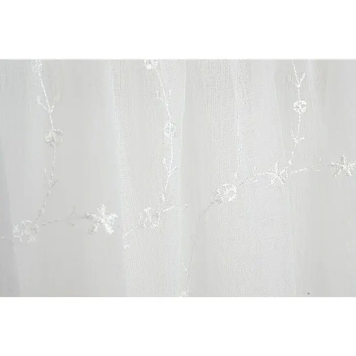 Elbersdrucke Bistrogardine Elin - B x H: 135 x 48 cm, 100 % Polyester, Weiß - Detailaufnahme eines weißen Voile-Vorhangs mit zarten, gestickten Blumenranken, ideal für eine luftig-leichte Fensterdekoration.