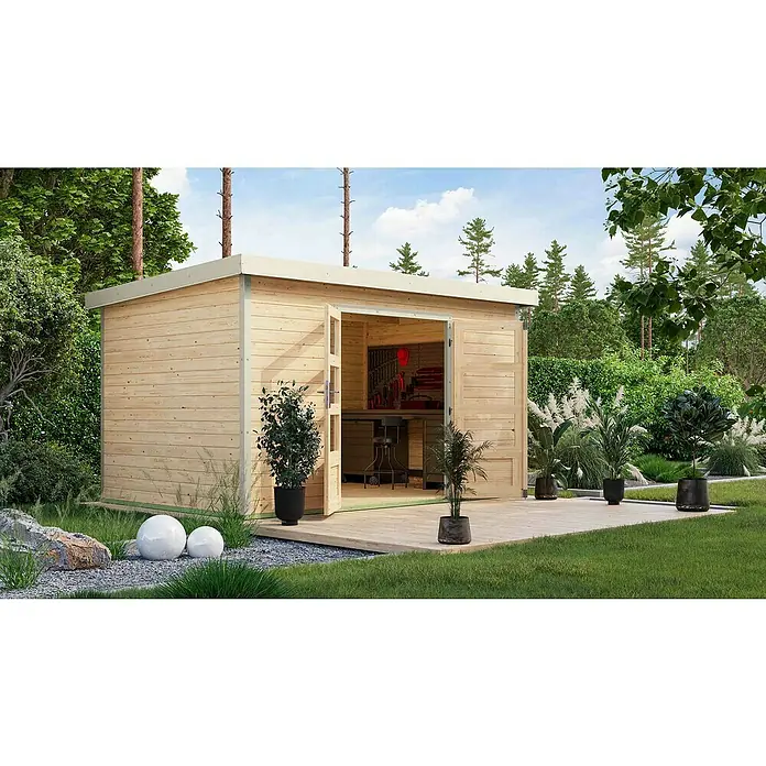 Karibu Gartenhaus Pluto 7 A - Außenmaß inkl. Dachüberstand (B x T): 390 x 273 cm, Holz, Naturbelassen/Weiß - Ein modernes Gartenhaus aus hellem Holz mit geöffneten Doppeltüren, umgeben von üppigem Grün. Das Haus bietet Stauraum und Arbeitsfläche.