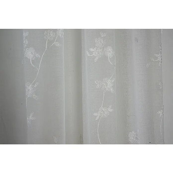 Elbersdrucke Schlaufenbandschal Malea - B x H: 140 x 255 cm, 100 % Polyester, Weiß - Detailaufnahme einer weißen Gardine mit zarten Blumenstickereien, die das Licht sanft filtern und eine elegante Atmosphäre schaffen.