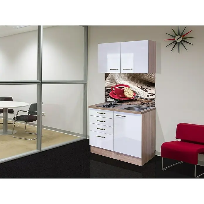 Flex-Well Valero Miniküche - Breite: 100 cm, Weiß, Mit Elektrogeräten - Eine moderne Miniküche mit weißen Schränken, hellem Holzdekor und einer Kaffeetasse auf der Rückwand. Eine rote Bank und eine Uhr sind ebenfalls sichtbar.