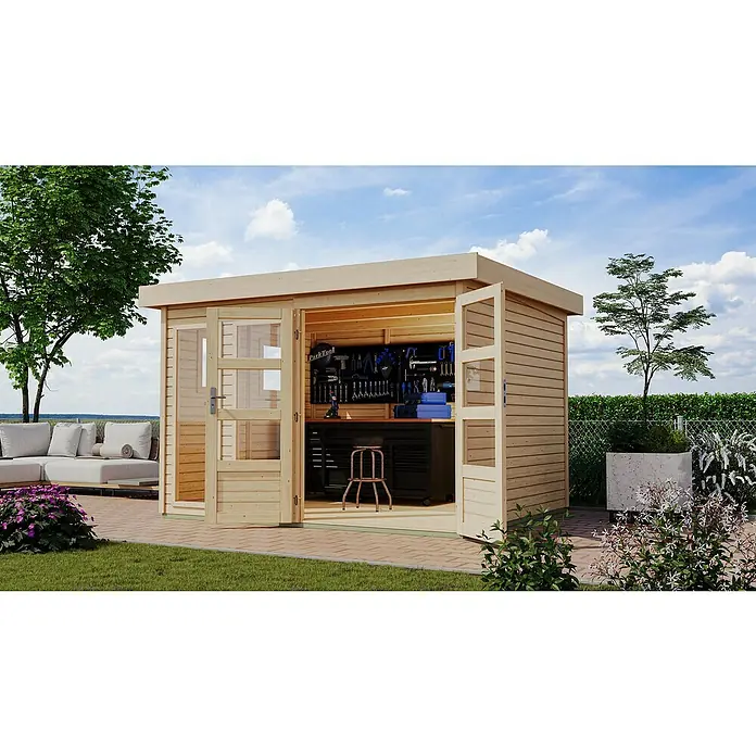Karibu Gartenhaus Lahar 5 - Außenmaß inkl. Dachüberstand (B x T): 330 x 262 cm, Holz, Naturbelassen, Ohne Seitendach - Ein helles Holzgartenhaus mit offenen Doppeltüren, Werkzeugwand und Werkbank im Inneren, umgeben von Grün.